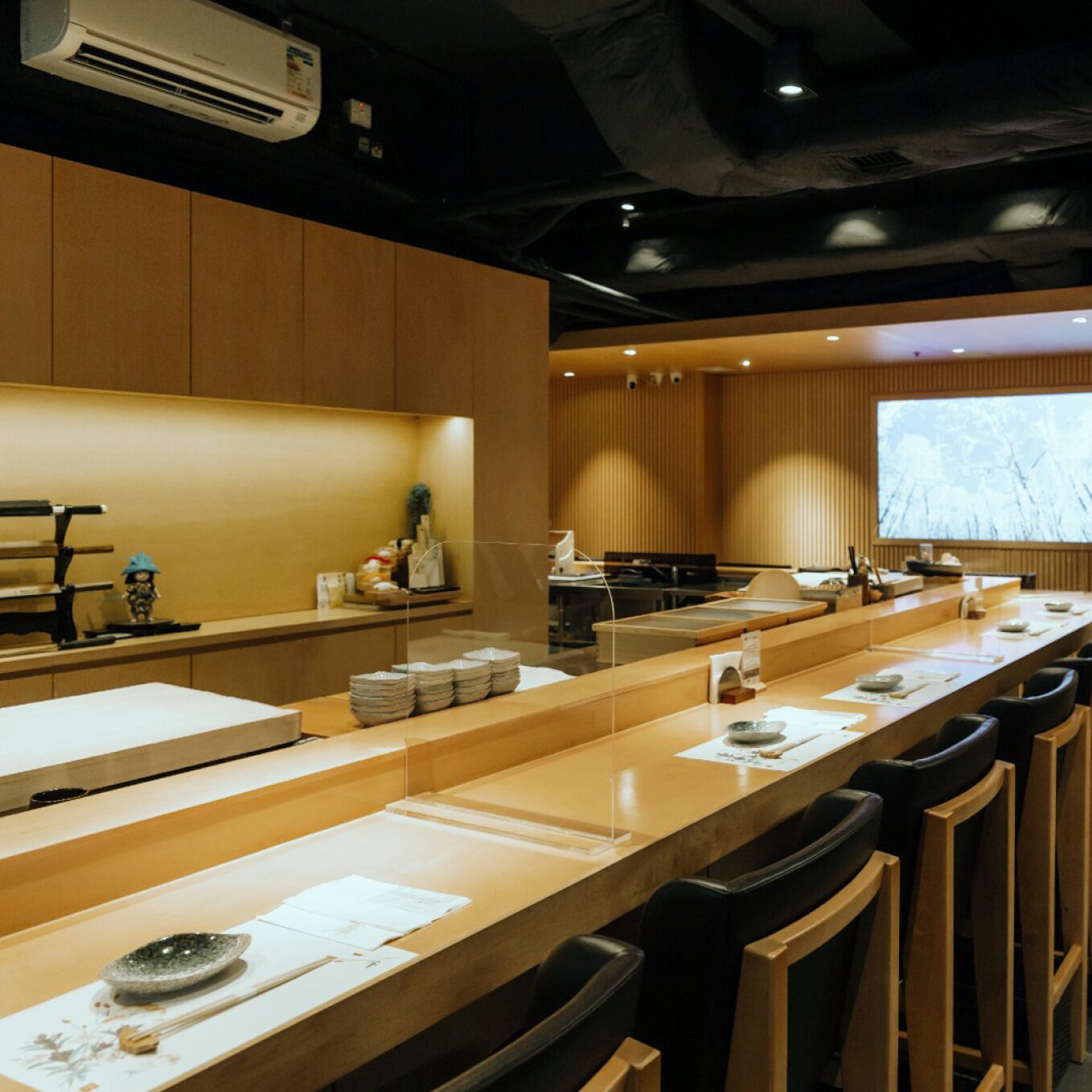 Sushi Mai brand identity — Japanese Restaurant design by var.studio (3)